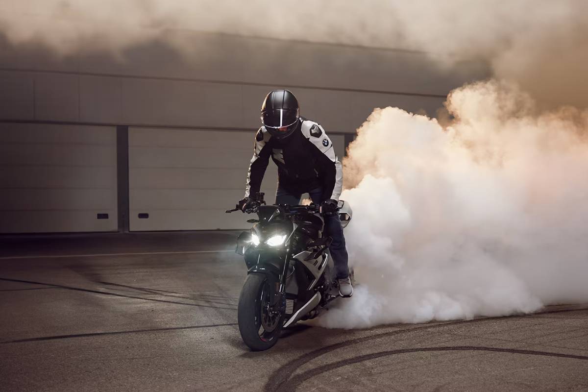 2026 BMW M 1000 R